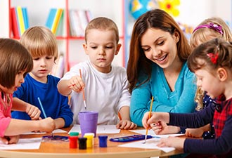Phương pháp Montessori, cho học sinh tương tác với môi trường xung quanh
